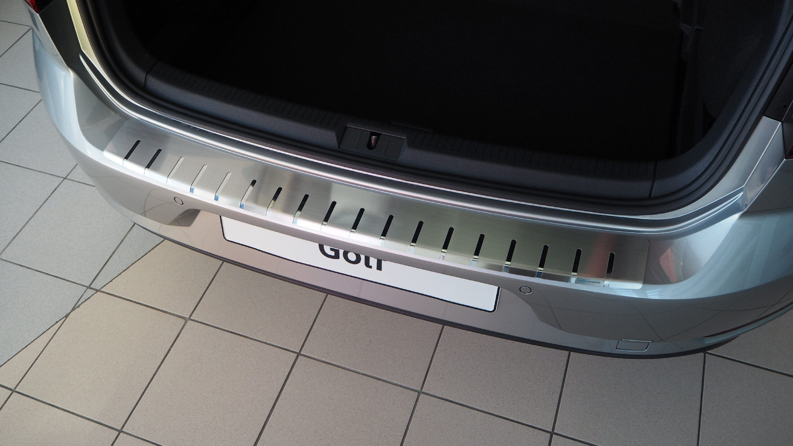 Alufrost Profilovaný prah kufra NEREZ - Volkswagen GOLF VIII.  KOMBI  2020- - Image 2